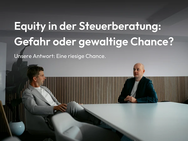 Zwei Männer im Gespräch in modernem Konferenzraum, Text: „Equity in der Steuerberatung“