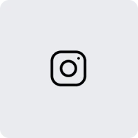 Der quadratische, minimalistische Instagram-Logo in Schwarz auf einem grauen Hintergrund zeigt eine stilisierte Kameralinse.