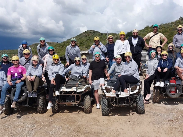 Team auf Quads bei einem gemeinsamen Outdoor-Ausflug
