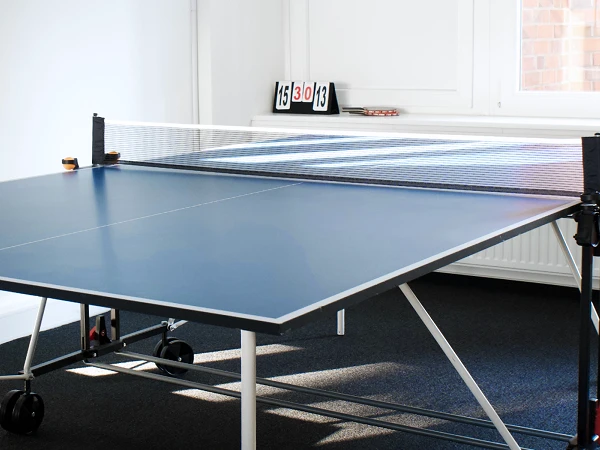 Tischtennisplatte im Aufenthaltsraum mit Punktetafel