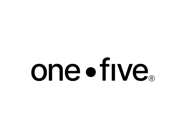 Das Bild zeigt das Logo mit dem Schriftzug "one • five" in minimalistischer Schriftart, wobei ein schwarzer Punkt zwischen "one" und "five" platziert ist.