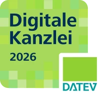 Das Bild zeigt ein grünes Quadrat mit dem Text „Digitale Kanzlei 2026“ in blauer Schrift. In der unteren rechten Ecke befindet sich das Logo von DATEV, das ebenfalls in grüner Farbe gestaltet ist.