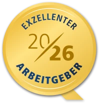 Ein goldener Auszeichnungssiegel mit der Aufschrift "Exzellenter Arbeitgeber 2020/2021" und dem Hinweis "26" in der Mitte.