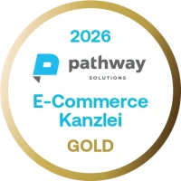 Ein goldener Abzeichen mit dem Text "2026 E-Commerce Kanzlei" und dem Logo von Pathway Solutions.