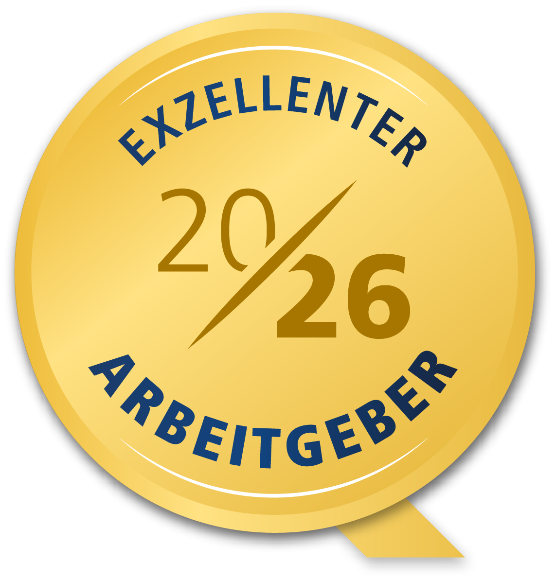 Ein goldener Auszeichnungssiegel mit der Aufschrift "Exzellenter Arbeitgeber 2020/2021" und dem Hinweis "26" in der Mitte.